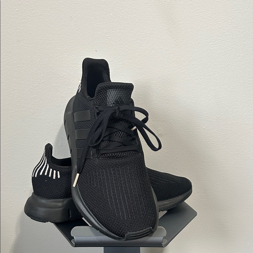 NWOT Adidas Swift Run 1.0 – Unisex Sneakers (Men’s 8 / Women’s 9.5) | - Picture 2 of 6